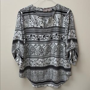 Chico’s top in black and white Sz 2